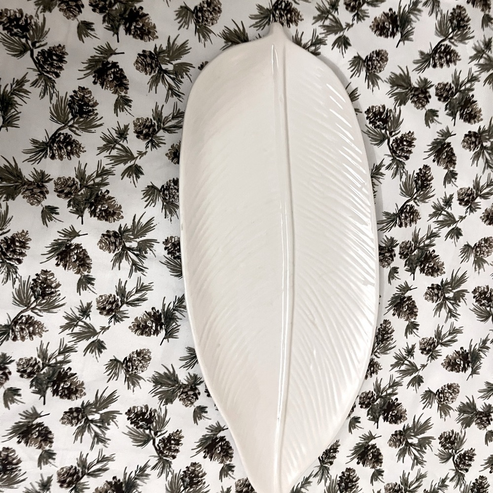 Leaf shaped decorative plate